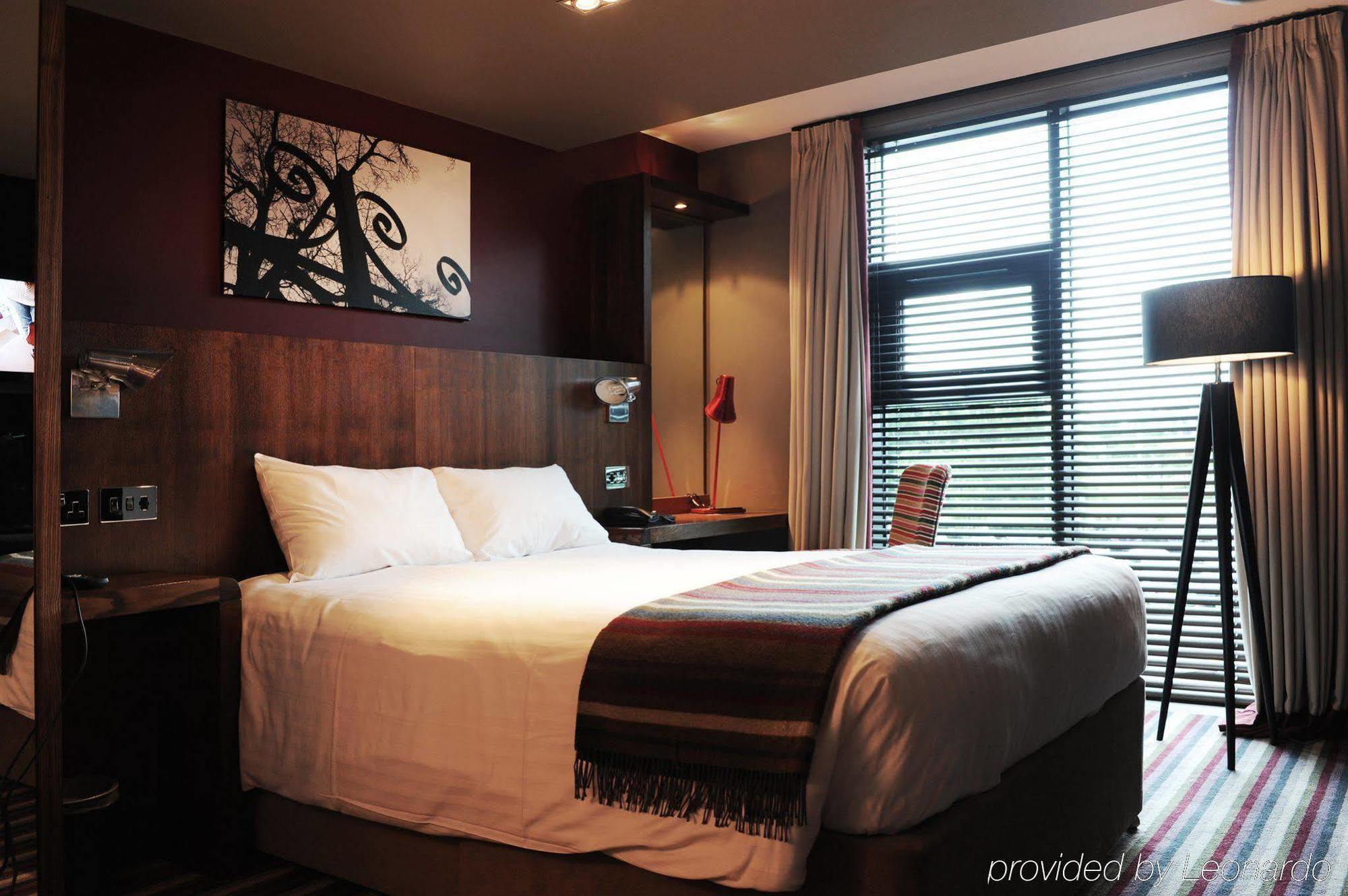 Village Farnborough Hotel 4*