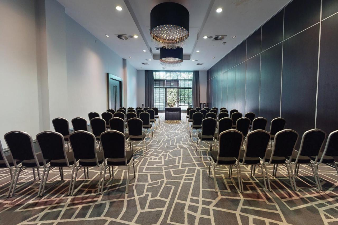 Village Farnborough 4*