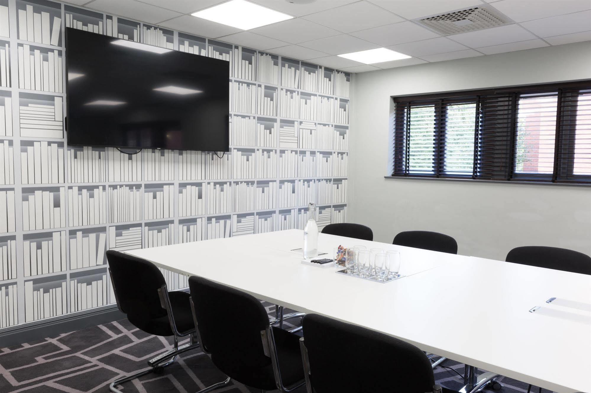 Village Farnborough 4*