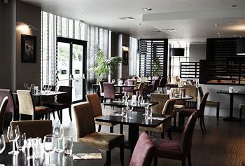 Village Farnborough Отель 4*