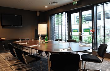 Village Farnborough Отель 4*